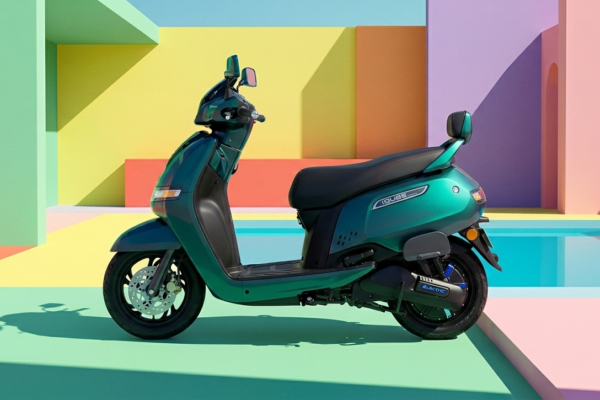 TVS iQube S 4.7kWh नया Variantvमें 175km Rangebऔर 7-inch TFT Display के साथ!