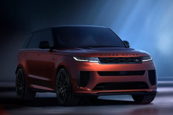 Range Rover Sport SV Base Variant — 635 HP V8 Twin-Turbo Engine, 6D Dynamics Suspension, ₹2.05 करोड़ कीमत